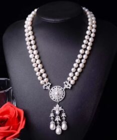 Exquisite Pearl Pendant Necklace Image