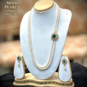 Exclusive Pearls Side Broach Necklace Set Image